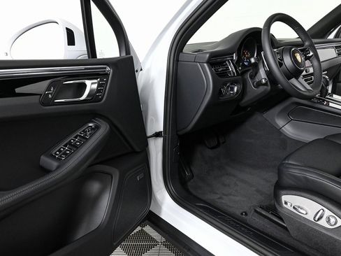Certified 2025 Porsche Macan AWD image 8