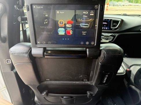 Used 2019 Chrysler Pacifica Touring-L FWD image 11