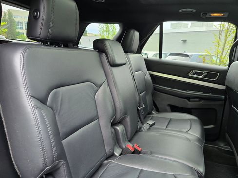 Used 2017 Ford Explorer XLT w/ Equipment Group 202A AWD/4WD image 14
