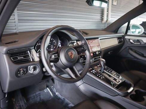 Certified 2026 Porsche Macan AWD/4WD image 4