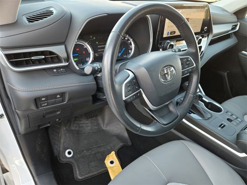 Used 2023 Toyota Highlander Bronze Edition image 11