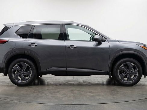 Used 2025 Nissan Rogue SV image 11