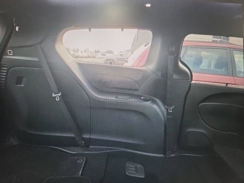 Used 2025 Chrysler Pacifica Limited image 11