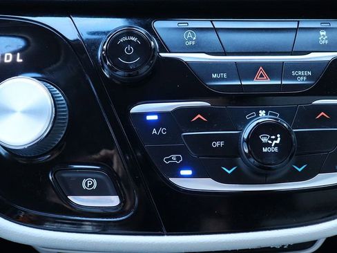 Used 2021 Chrysler Voyager Lxi image 55