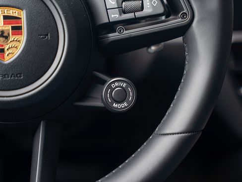 Certified 2026 Porsche Macan AWD/4WD image 9