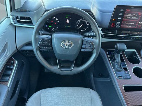 Used 2024 Toyota Sienna LE image 28