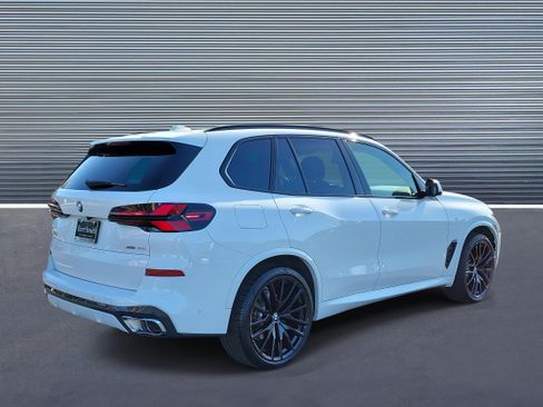 Used 2024 BMW X5 xDrive40i w/ M Sport Package image 3
