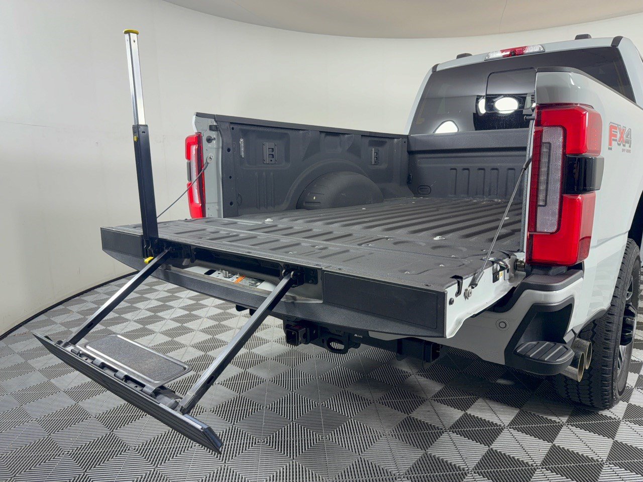 Used 2025 Ford F250 Platinum AWD/4WD image 31