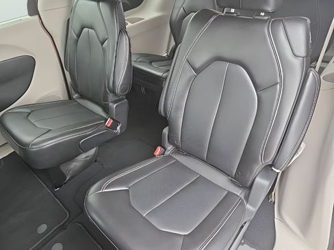 Used 2024 Chrysler Pacifica Touring-L FWD image 24