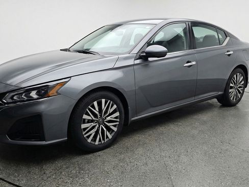 Used 2025 Nissan Altima 2.5 SV FWD image 3