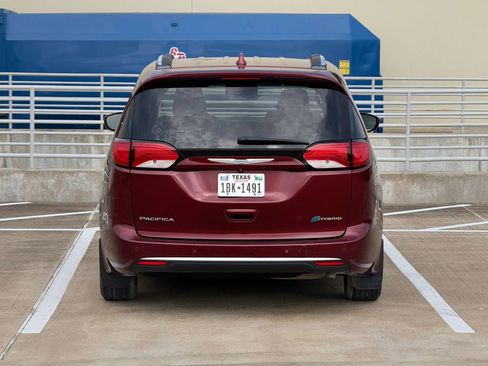 Used 2018 Chrysler Pacifica Touring-L FWD image 6