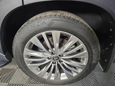 Used 2024 Toyota Highlander Platinum AWD/4WD image 11