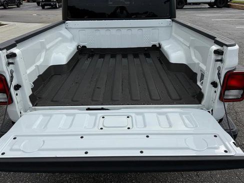 Certified 2023 Jeep Gladiator Sport AWD/4WD image 12