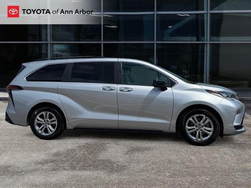 Used 2023 Toyota Sienna XSE w/ XSE Plus Package AWD/4WD image 13
