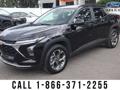 Used 2025 Chevrolet Trax LT w/ LT Convenience Package FWD image 2