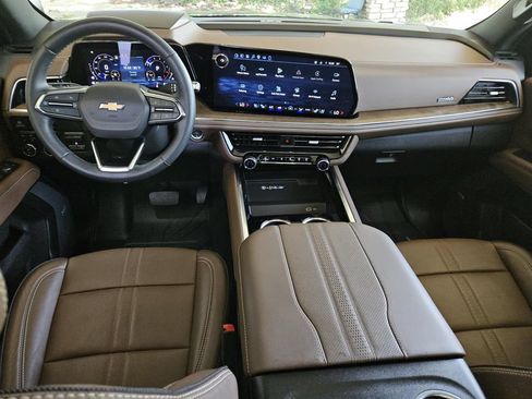 Used 2025 Chevrolet Tahoe High Country AWD/4WD image 15