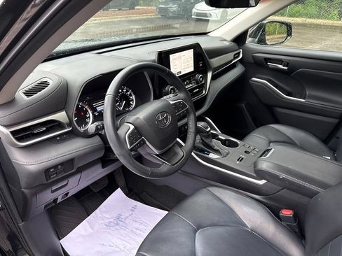 Used 2024 Toyota Highlander XLE FWD image 9