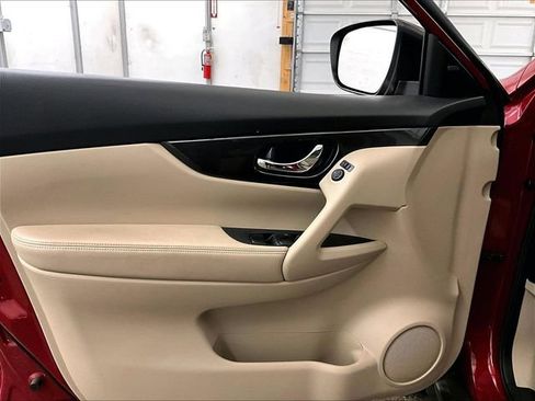Used 2017 Nissan Rogue SV AWD/4WD image 22