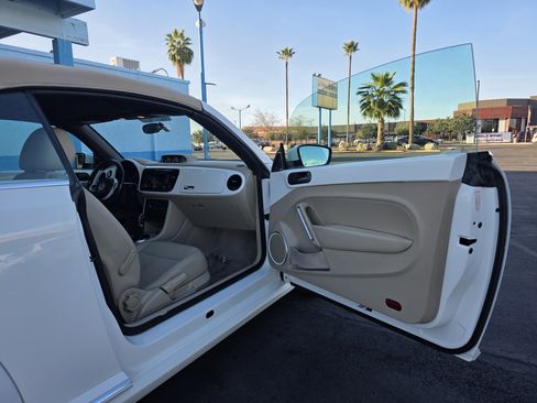 Used 2013 Volkswagen Beetle TDI image 16