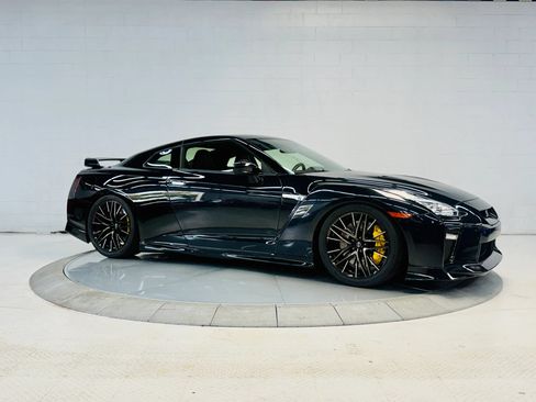 Used 2018 Nissan GT-R Premium AWD/4WD image 9