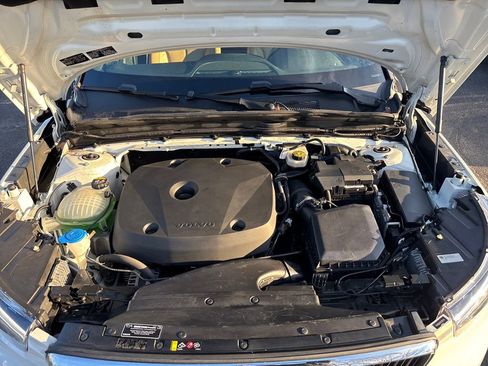 Used 2019 Volvo XC40 T5 Momentum image 10