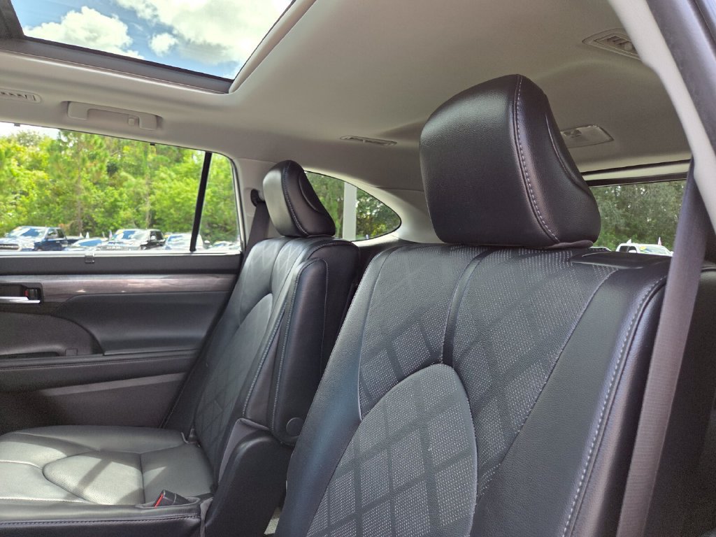 Certified 2022 Toyota Highlander Platinum FWD image 23