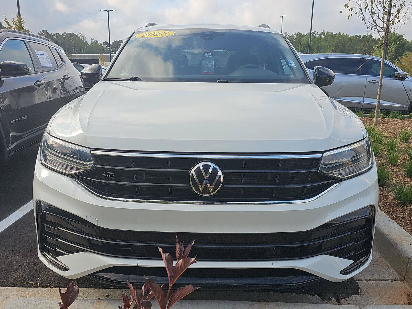 Certified 2023 Volkswagen Tiguan SE R-Line FWD image 1