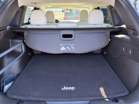 Used 2018 Jeep Cherokee Overland w/ Technology Group AWD/4WD image 8
