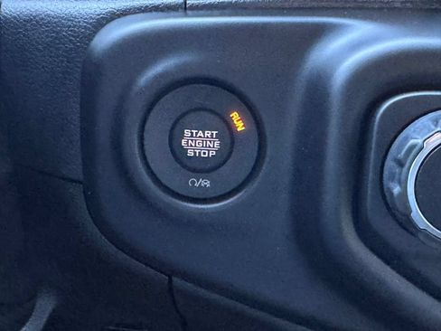 Used 2021 Jeep Gladiator Overland AWD/4WD image 7