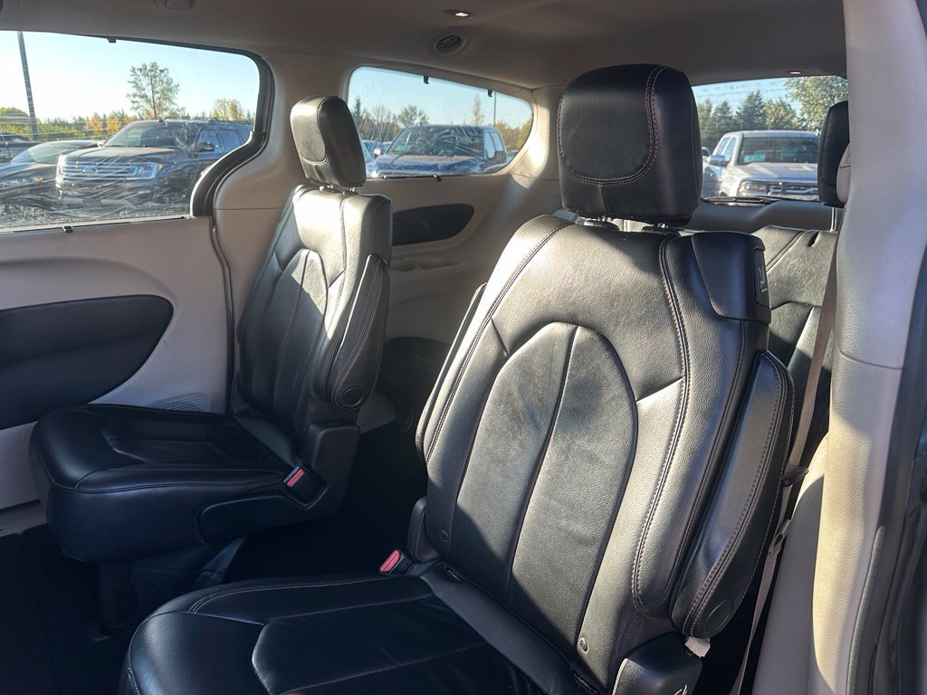 Used 2017 Chrysler Pacifica Touring-L FWD image 21
