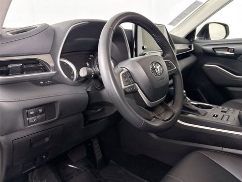 Certified 2025 Toyota Highlander XLE AWD/4WD image 4