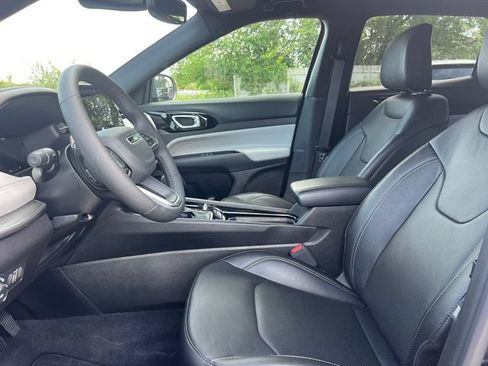 Used 2025 Jeep Compass Limited w/ Elite Group AWD/4WD image 4