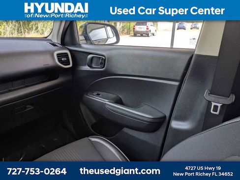 Used 2022 Hyundai Venue Limited FWD image 16