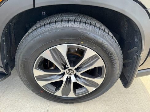 Used 2023 Toyota Highlander XLE image 7