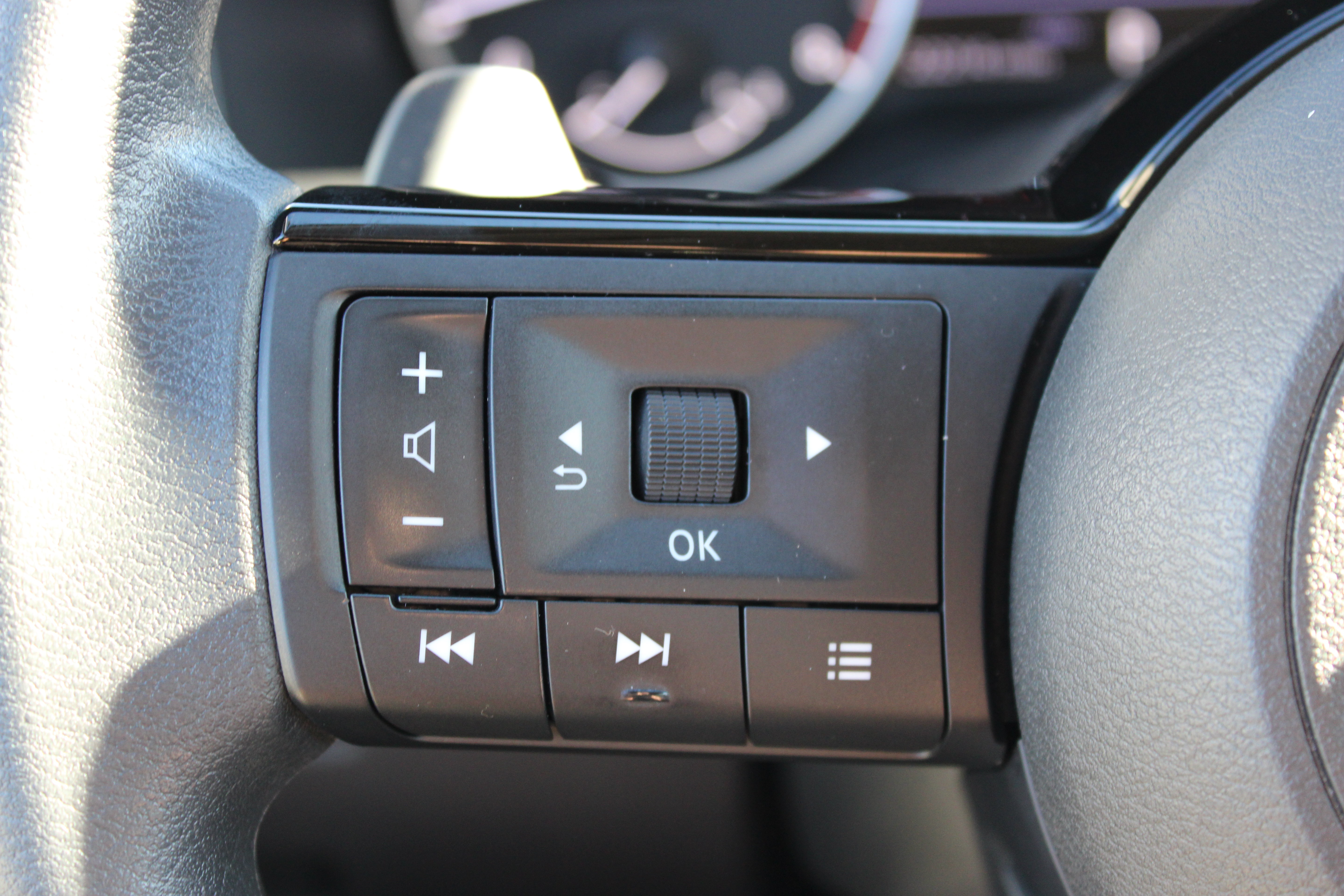 Used 2023 Nissan Rogue SV AWD/4WD image 22