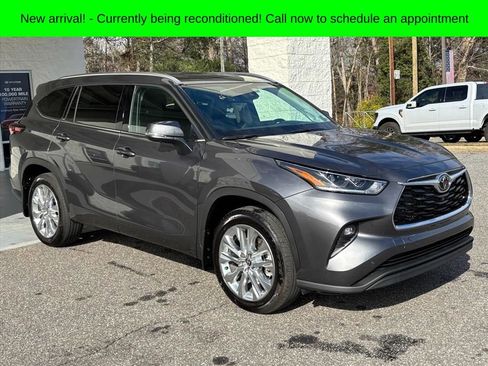 Used 2025 Toyota Highlander Limited image 21