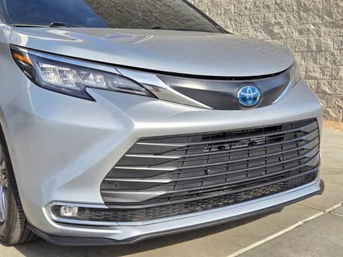 Used 2022 Toyota Sienna XLE image 7