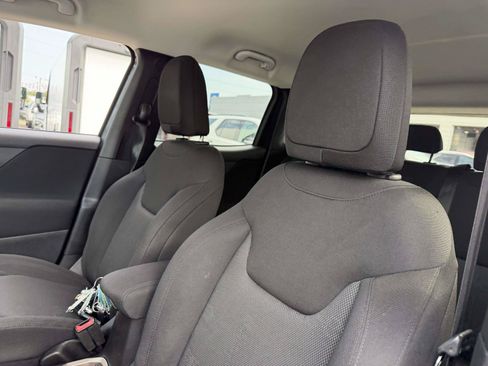 Used 2017 Jeep Renegade Latitude w/ Cold Weather Group AWD/4WD image 9