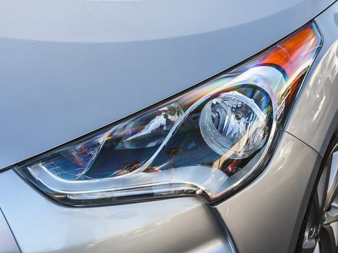 Used 2017 Hyundai Veloster Base image 5