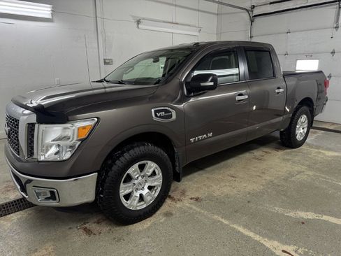 Used 2017 Nissan Titan SV image 5