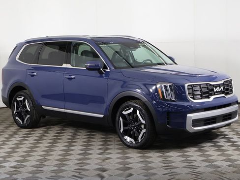 Used 2024 Kia Telluride S w/ S Sunroof Package image 2