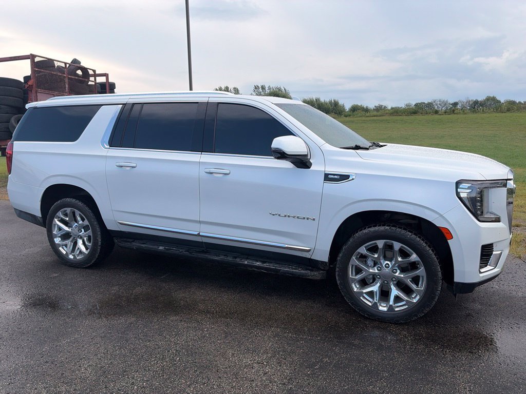 Used 2024 GMC Yukon XL SLT w/ SLT Luxury Package AWD/4WD image 3