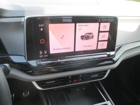 Used 2025 Volkswagen Atlas Peak Edition SE image 25