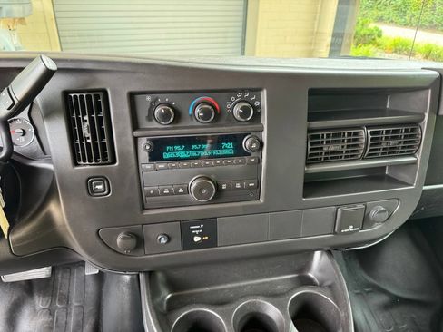 Used 2017 Chevrolet Express 2500 RWD image 30