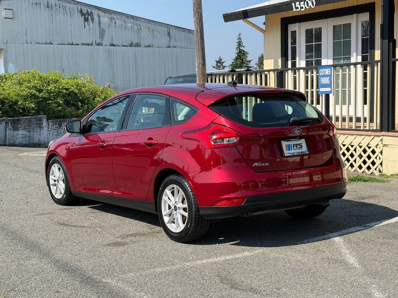 Used 2017 Ford Focus SE w/ Cold Weather Package FWD image 3