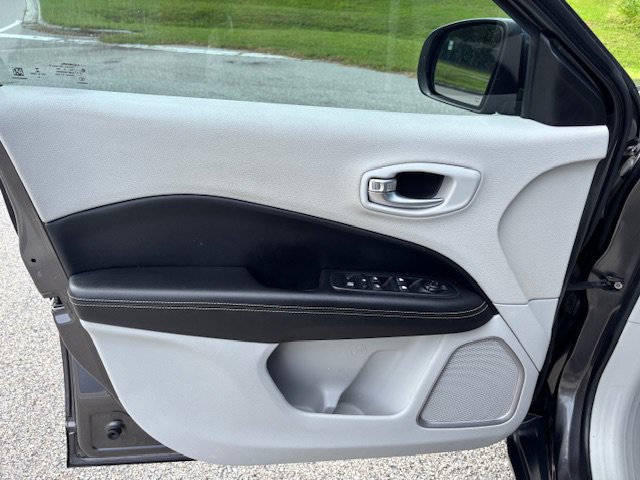 Used 2018 Jeep Compass Latitude w/ Popular Equipment Group FWD image 10