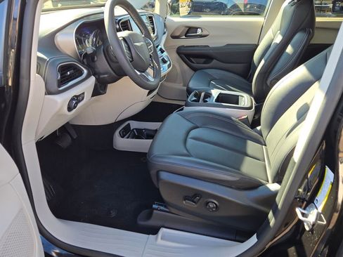 Used 2024 Chrysler Pacifica Touring-L image 20