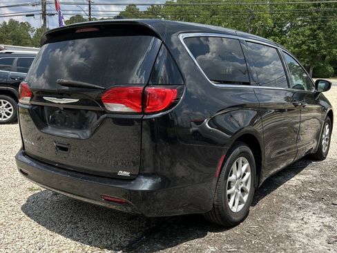 Used 2017 Chrysler Pacifica Touring FWD image 3