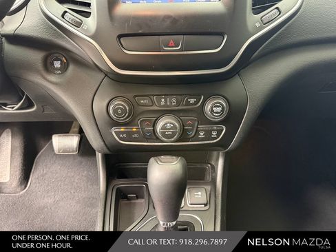Used 2019 Jeep Cherokee Latitude Plus w/ Comfort/Convenience Group FWD image 29