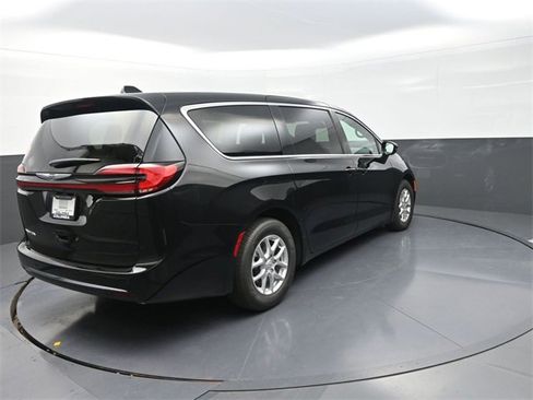 New 2026 Chrysler Pacifica Select image 7